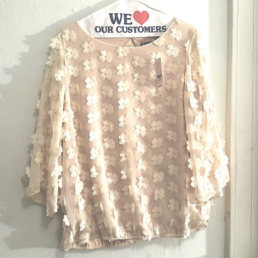 Pretty off white top brand new